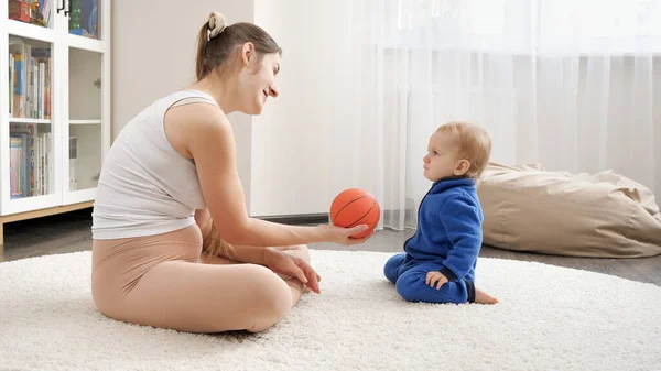 Young Mother Playing Ball Her Little Baby Son Soft Carpet — Stock Photo, Image