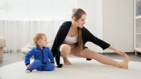 Mooie Jonge Vrouw Met Kleine Baby Zoon Doen Stretching Fitness — Stockfoto