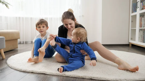 Szczęśliwa Kobieta Uczy Swoje Dziecko Starszego Syna Rozciągania Wykonywania Ćwiczeń — Zdjęcie stockowe