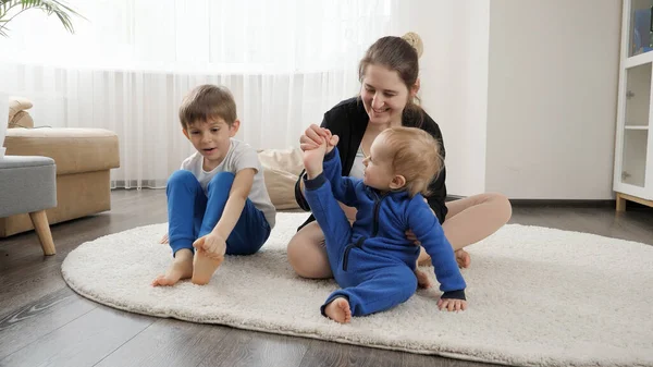 Feliz Familia Sonriente Con Dos Niños Pequeños Practicando Yoga Fitness — Foto de Stock