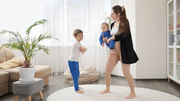 Vtipná Fotka Šťastné Matky Jak Tancuje Dětmi Doma Rodina Baví — Stock fotografie