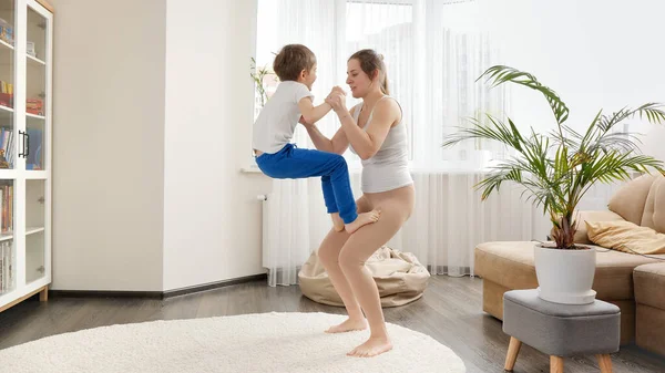 Veselá Usměvavá Matka Svým Synem Sportuje Cvičí Obývacím Pokoji Rodinná — Stock fotografie