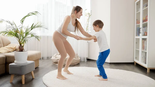 Szczęśliwa Wesoła Matka Małym Synem Taniec Zabawy Dywanie Salonie — Zdjęcie stockowe