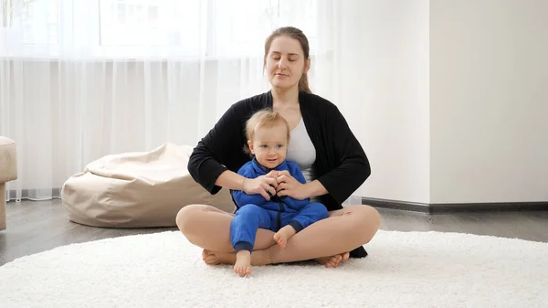 Küçük Oğluna Yoga Öğretirken Yoga Yaparken Gülümseyen Mutlu Bir Anne — Stok fotoğraf