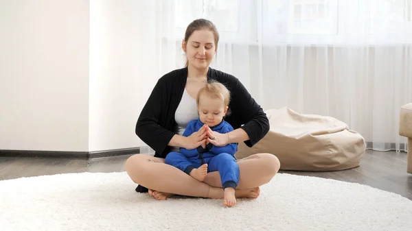 Hermosa Madre Joven Con Hijo Bebé Sentado Suelo Meditando Asistencia — Foto de Stock