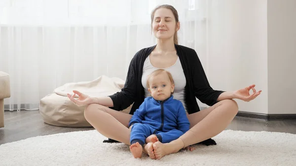 Lindo Niño Sentado Con Madre Meditando Practicando Yoga Suelo Sala — Foto de Stock