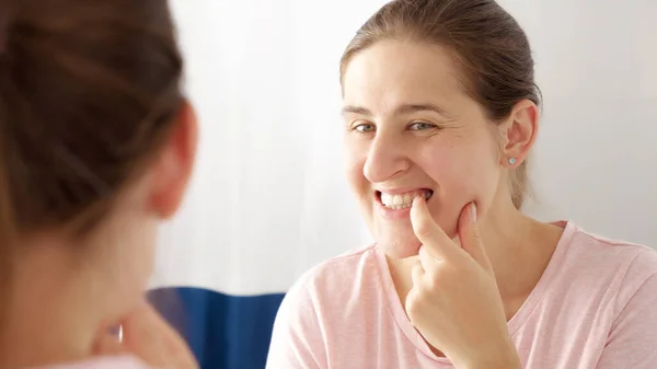 Retrato Bela Mulher Sorridente Verificando Dentes Esfregando Com Dedo Conceito — Fotografia de Stock