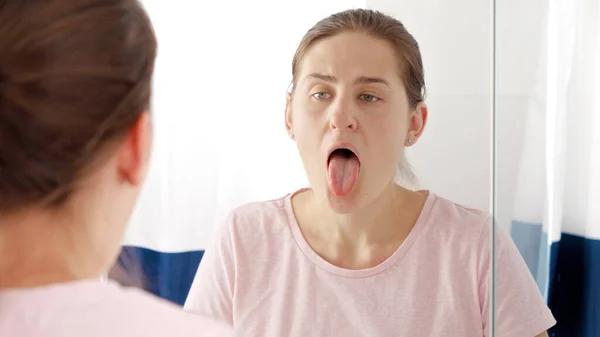 Eine Junge Frau Steht Spiegel Und Überprüft Ihre Zunge Auf — Stockfoto