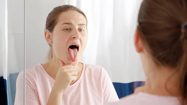 Portrét Mladé Ženy Jak Koupelně Kontroluje Zuby Jazyk Kvůli Plaketě — Stock fotografie