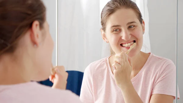 Retrato Uma Jovem Sorrindo Escovando Dentes Manhã Banheiro Conceito Saúde — Fotografia de Stock