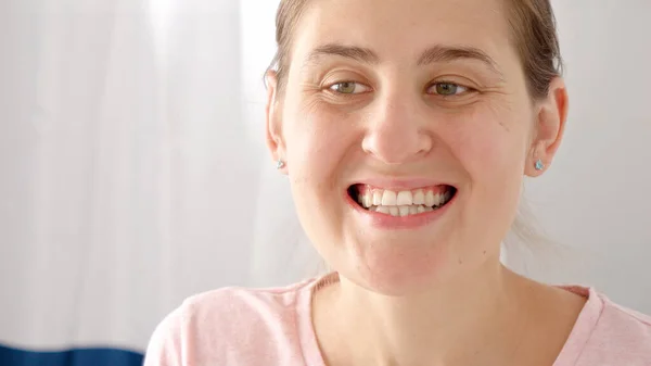Porträtt Ung Kvinna Med Vita Tänder Kontrollera Dem Vid Badrumsspegeln — Stockfoto