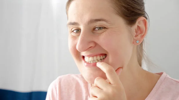 Detailní Záběr Ženy Jak Prohlíží Zuby Hledá Plaketu Koncept Zdraví — Stock fotografie