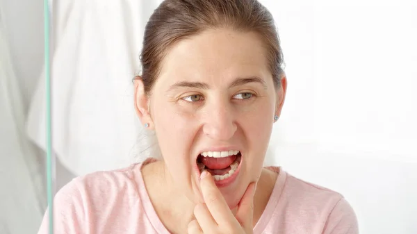 Piękna Młoda Kobieta Spogląda Lustro Sprawdza Zęby Palcem Pojęcie Zdrowia — Zdjęcie stockowe