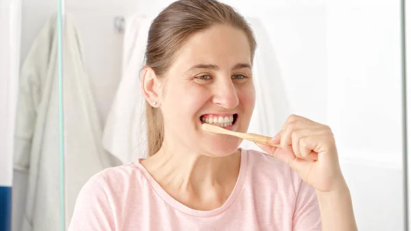Vacker Ung Kvinna Borsta Tänderna Vid Spegeln Badrummet Begreppet Tänder — Stockfoto