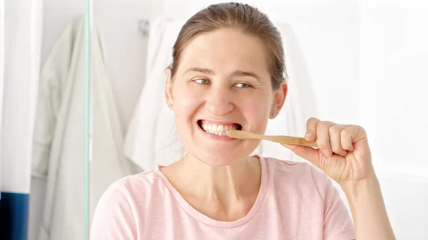 Portrét Mladé Ženy Používající Dřevěný Kartáček Zuby Zubní Pastu Čištění — Stock fotografie
