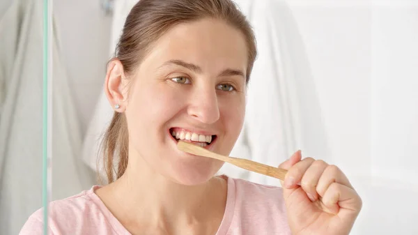 Gülümseyen Esmer Kadın Banyoda Tahta Diş Fırçasıyla Dişlerini Fırçalıyor Diş — Stok fotoğraf