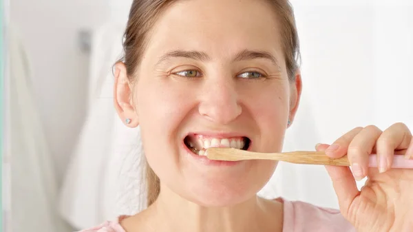 Filmagem Câmera Lenta Jovem Escovando Dentes Olhando Espelho Conceito Saúde — Fotografia de Stock