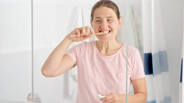 Ung Brunett Kvinna Står Vid Spegeln Badrummet Och Borsta Tänderna — Stockfoto