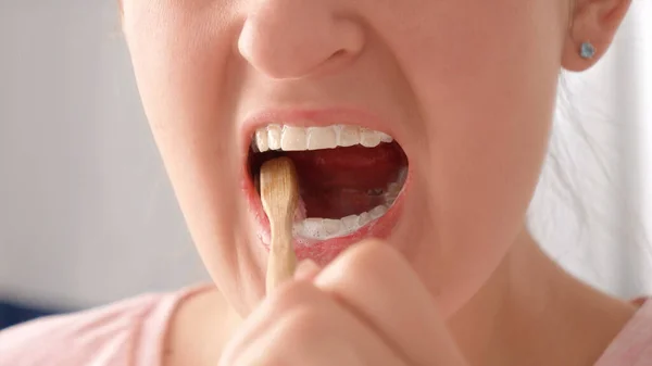 木製の歯ブラシで彼女の歯を磨く女性のマクロショット 歯の健康 自己点検口や口腔衛生の概念 — ストック写真