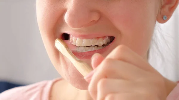Fechar Jovem Abre Boca Limpa Dentes Pela Manhã Conceito Saúde — Fotografia de Stock