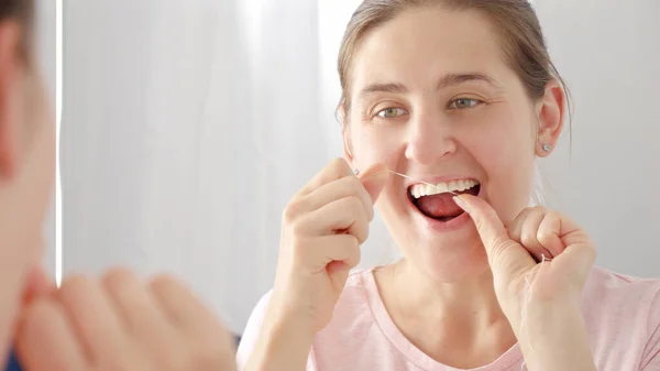 Detailní Portrét Mladé Ženy Používající Zubní Nit Čištění Zubů Koncept — Stock fotografie