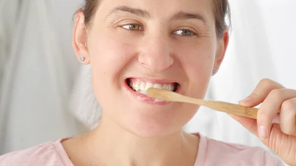 Närbild Porträtt Ung Brunett Kvinna Att Hand Sina Tänder Och — Stockfoto