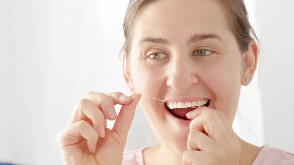 Penutup Dari Wanita Berambut Cokelat Muda Merawat Giginya Dan Menggunakan — Stok Foto