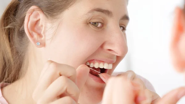 Une Jeune Femme Utilisant Soie Dentaire Pour Nettoyer Ses Dents — Photo
