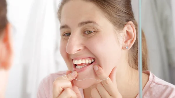 Retrato Close Jovem Mulher Verificando Dentes Espelho Usando Fio Dental — Fotografia de Stock