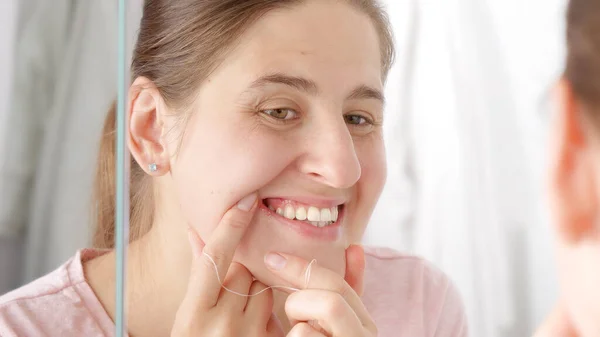 歯のフロスでそれらを掃除した後 彼女の歯をチェック若い女性の閉鎖 — ストック写真