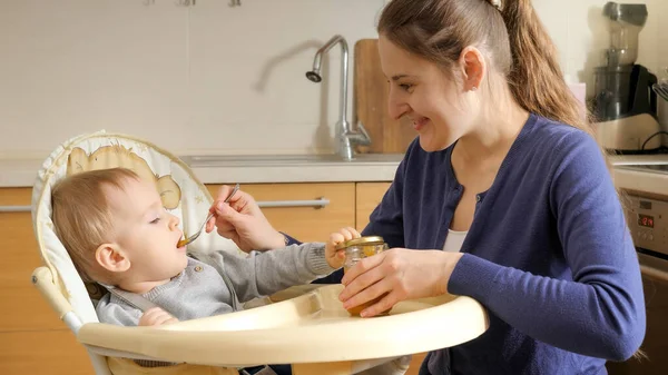 Retrato Una Joven Madre Sonriente Alimentando Hijo Con Gachas Fruta — Foto de Stock
