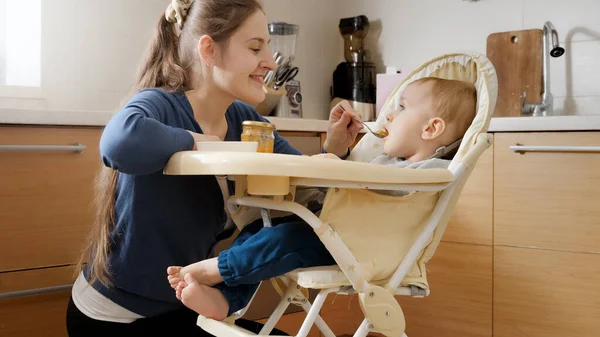 Küçük Bebek Mutfakta Şezlongda Oturup Meyveli Lapa Yiyor Ebeveynlik Kavramı — Stok fotoğraf