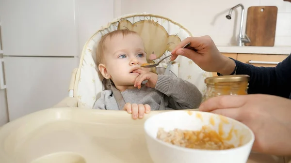 Lindo Niño Sonriendo Madre Mientras Ella Alimenta Con Papilla Concepto —  Fotos de Stock