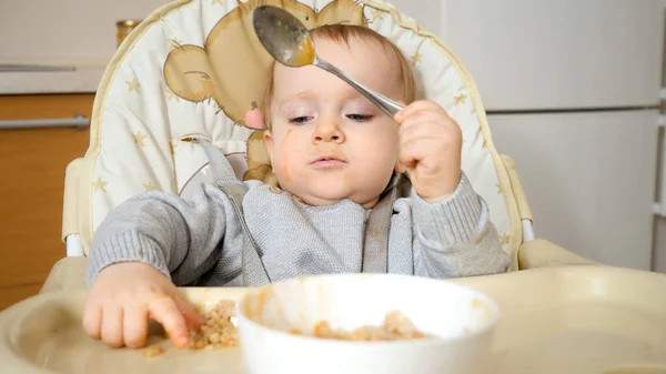 Ritratto Bambino Che Sporca Sporca Mentre Mangia Porridge Con Cucchiaio — Foto Stock