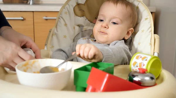 Portrait Mother Wiping Paper Towel Her Messy Baby Boy Eating —  Fotos de Stock
