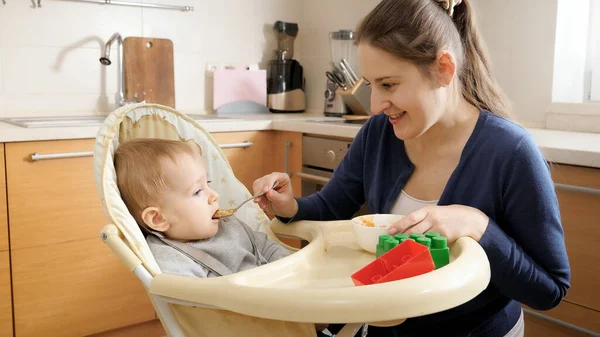 Adorable Bebé Sentado Silla Alta Comiendo Sonriendo Madre Concepto Crianza — Foto de Stock