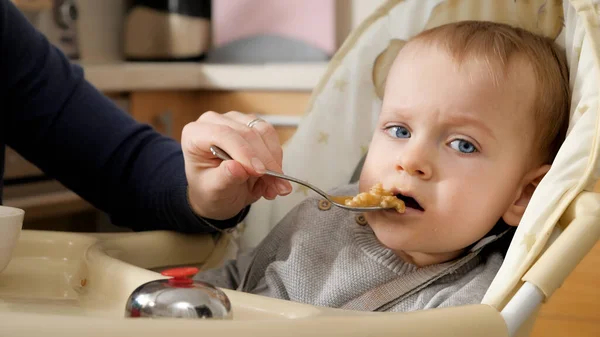 Retrato Primer Plano Del Niño Desayunando Silla Alta Casa Concepto —  Fotos de Stock