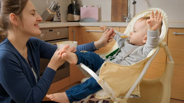 幼い男の子は椅子での食事を拒否し いたずらなこと 子育て 健康的な栄養と赤ちゃんの食事の概念 — ストック写真