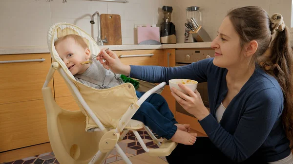 小さい赤ん坊は高い椅子で食べることを拒否し スプーンから彼の頭部を回す 子育て 健康的な栄養と赤ちゃんの食事の概念 — ストック写真