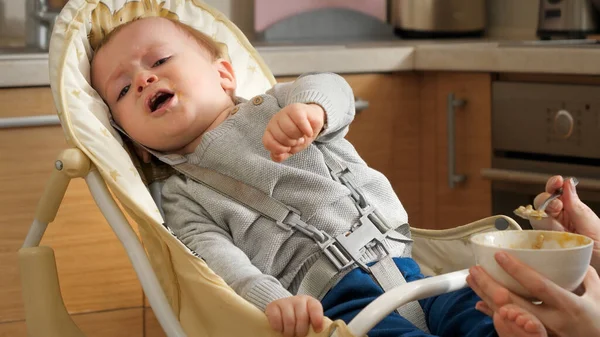 Retrato Bebé Llorando Negándose Comer Trona Cocina Concepto Crianza Nutrición —  Fotos de Stock