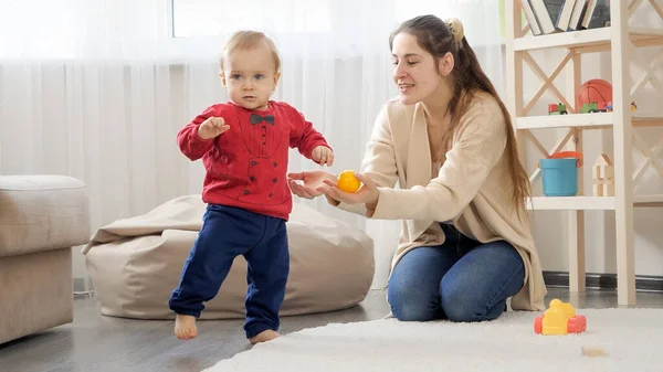 年轻的母亲教她的小儿子站着走路 婴儿发育 家庭游戏 迈出第一步 养育和照料 — 图库照片