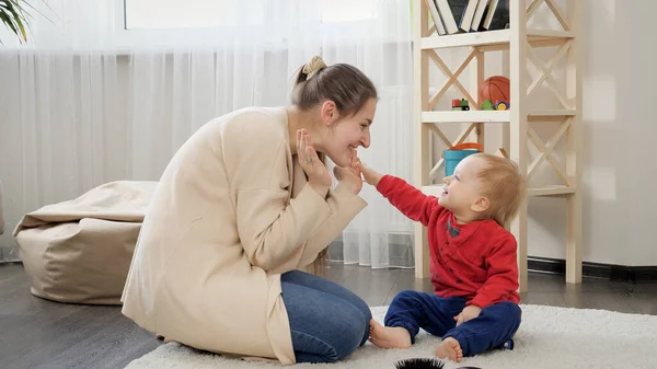 Gelukkig Glimlachen Moeder Spelen Met Haar Schattig Baby Zoon Tapijt — Stockfoto