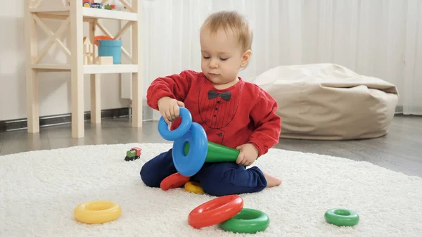 Cute Little Boy Próbuje Montażu Kolorowe Wieża Piramidy Zabawki Rozwój — Zdjęcie stockowe