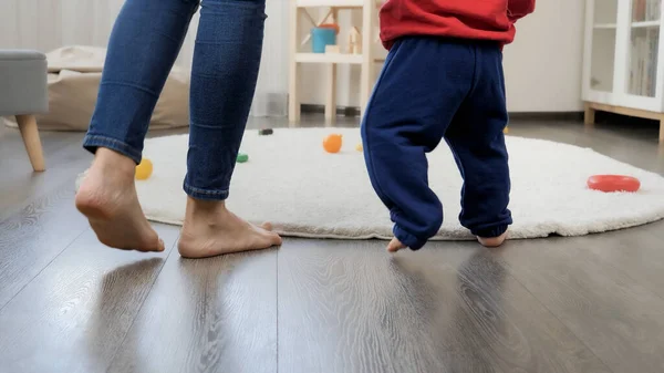 妈妈和小男孩在客厅柔软的地毯上散步时的衣服 幼儿发展 儿童游戏 教育和学习 — 图库照片