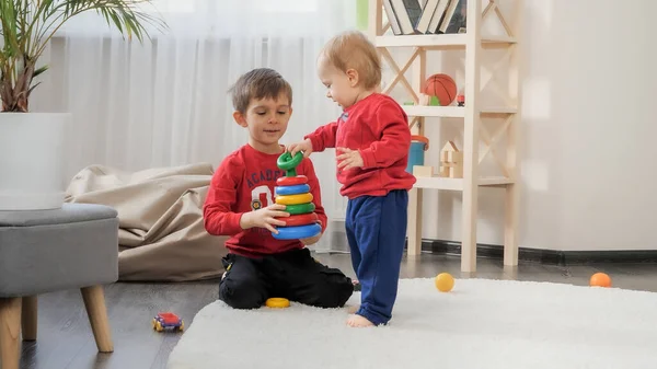 Menino Brincando Brinquedos Com Seu Irmão Mais Velho Tapete Sala — Fotografia de Stock