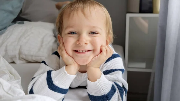 Retrato Lindo Niño Sonriente Con Ojos Azules Acostado Cama Sonriendo — Foto de Stock