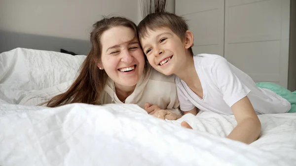 Веселый Мальчик Мамой Пижаме Лежащей Мягкой Кровати Спальне Концепция Семейного — стоковое фото