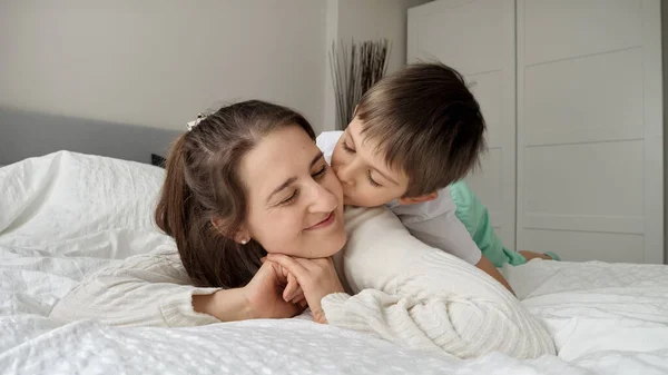 Słodki Kochający Chłopiec Piżamie Leżący Matką Łóżku Całujący Pojęcie Szczęścia — Zdjęcie stockowe