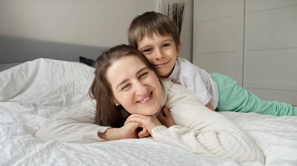 Wesoła Śmiejąca Się Matka Synkiem Przytulającym Bawiącym Się Łóżku Pojęcie — Zdjęcie stockowe