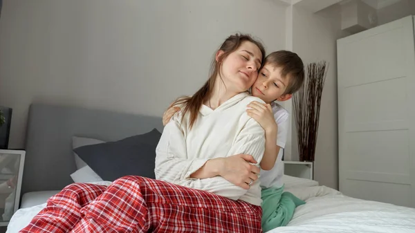 Menino Pijama Abraçando Sua Triste Mãe Cama Conceito Família Amorosa — Fotografia de Stock